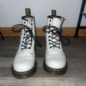 WHITE DR. MARTENS SIZE 6